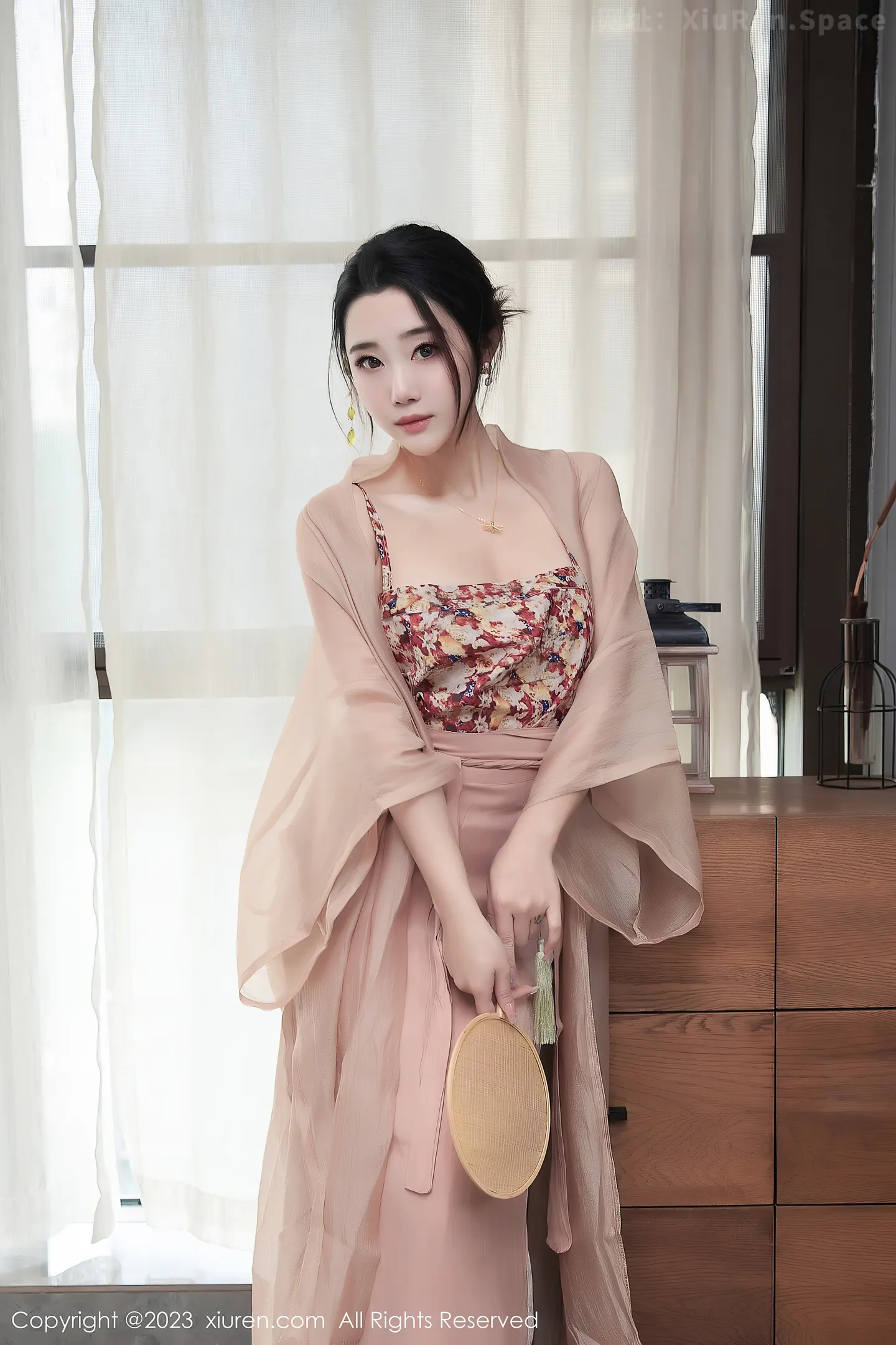 图片[2]-[XiuRen秀人网]2023.03.23 VOL.6457 严利娅Yuliya 粉色透视古装汉服与长裙加肉丝美腿性感私房写真集-秀人网官方网站